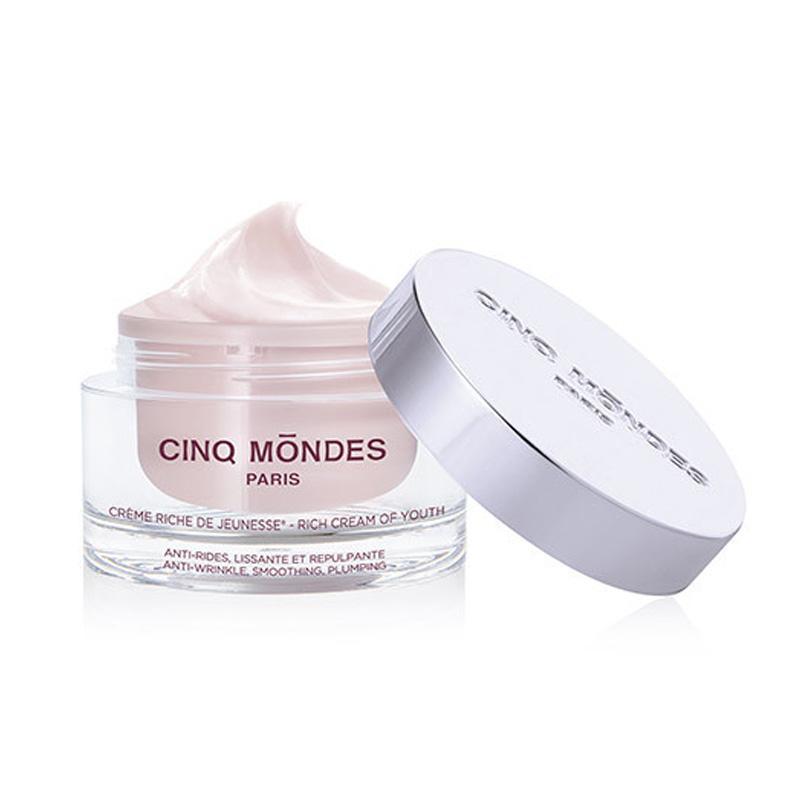 This daily moisturizer helps reduce wrinkles and increases skin elasticity, contributing to a smoother, plumper complexion.